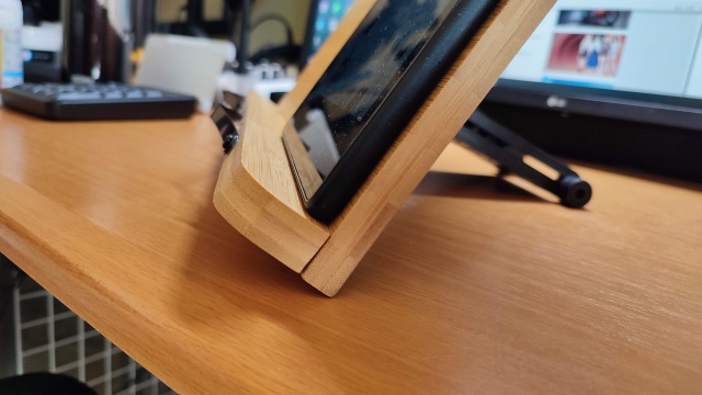 iPadにおすすめ！おしゃれな木製のタブレットスタンドレビュー - マイスクラップブック